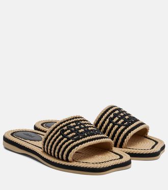 Chlo&eacute; Chlo&eacute; Chlo&eacute; Sand logo slides