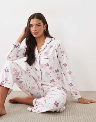 Boux Avenue set pigiama con camicia a maniche lunghe con colletto a rever e pantaloni in borsa, bianco con stampa fiocco e pois