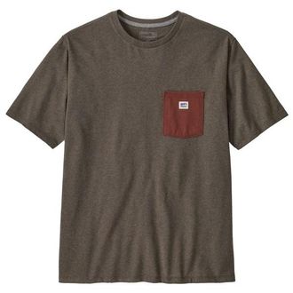 Patagonia Shop Sticker Pocket Responsibili-Tee T-Shirt f&uuml;r Herren | braun