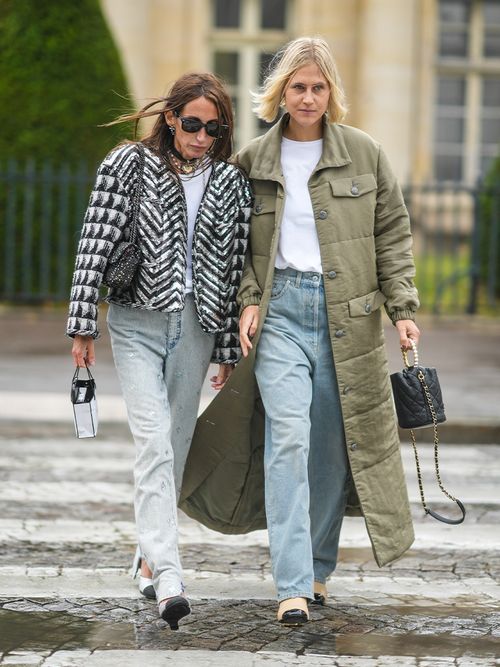 Linda Tol in weiter Baggy-Jeans und einem grünen Steppmantel.