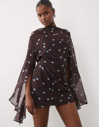 Asos Vestito corto accollato marrone a pois con maniche a mantella e drappeggio sul davanti-Multicolore