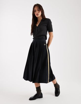 Fred Perry Minigonna da tennis nera a pieghe con fettuccia e logo in coordinato-Nero