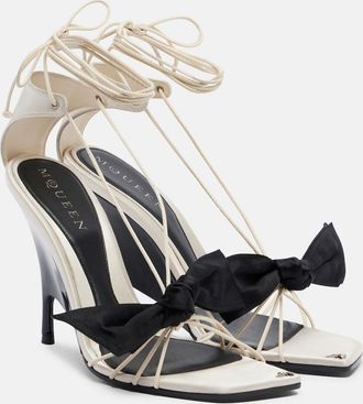 Alexander McQueen Sandalias con cu&ntilde;a Koko con lazo