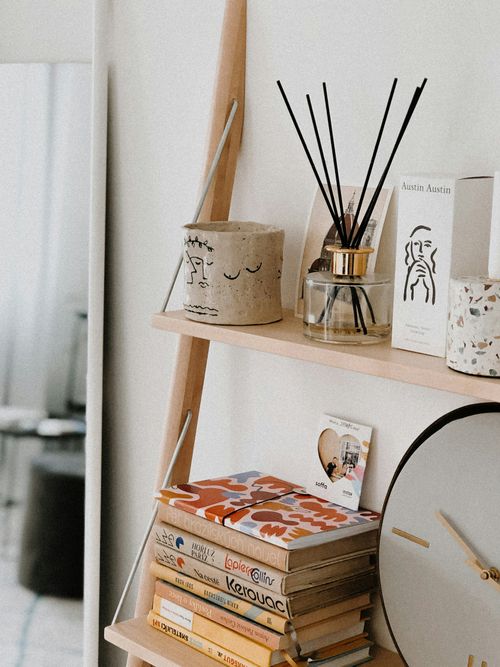 Ein Holzregal mit Bücher dekoriert.