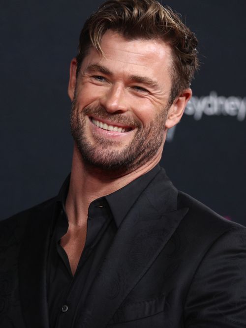 Chris Hemsworth trägt einen schwarzen Anzug mit schwarzem Hemd auf einem Event in Sydney, Australien.