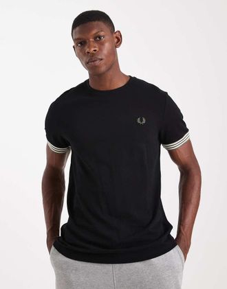 Fred Perry T-shirt nera con bordi a righe-Nero