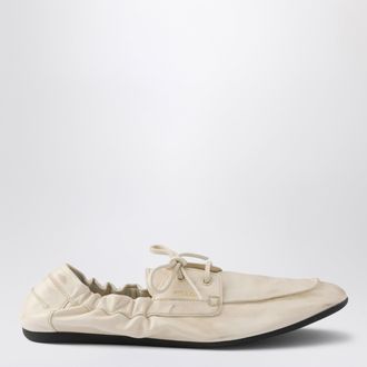 Prada Mocassini da barca Shuffle in pelle anticata color talco