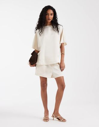 Pretty Lavish t-shirt squadrata in raso color crema-Bianco