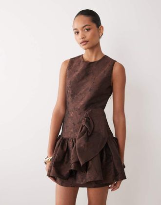 Sister Jane Sister Jane abito mini jacquard con volant e cut-out a rombo sulla schiena, in esclusiva, color cioccolato-Marrone
