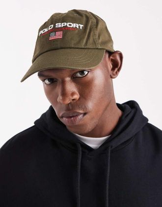 Polo Ralph Lauren Cappellino sportivo con visiera in twill verde oliva con logo e bandiera