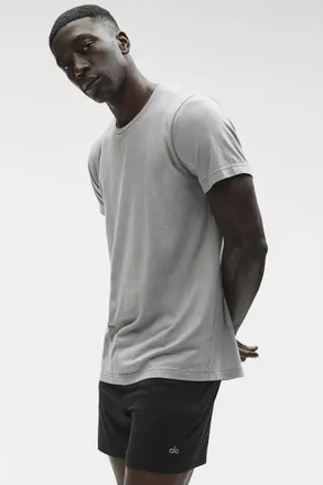Alo | Triumph T-Shirt in Athletic Heather Grey, Size: Medium