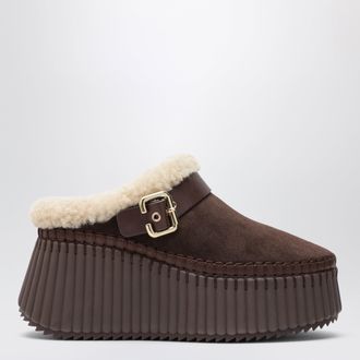 Chlo&eacute; Sabot con zeppa Nama marroni in pelle scamosciata
