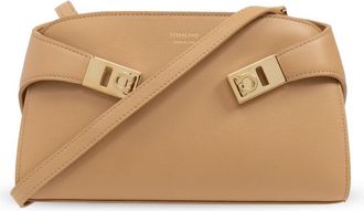 Ferragamo Hug Schoudertas - Dames - Schoudertassen - Beige - ONE Size - Leer - Tassen