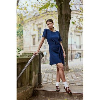 La petite &eacute;toile Vloeiende knoopjurk met ronde hals en korte mouwen RUSLA