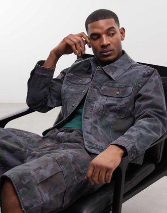 Weekday Giacca trucker blu navy con stampa mimetica in coordinato