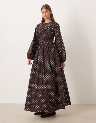 Asos Vestito girocollo lungo in popeline color cioccolato a micro pois con vita arricciata e maniche voluminose-Multicolore