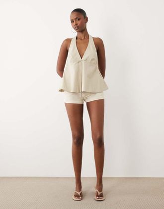 Vero Moda Top allacciato al collo con scollo profondo e fondo a peplo color pietra con fiocco-Neutro