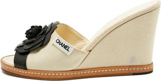 Chanel Sandali Camelia con zeppa - Toni neutri