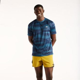 New Balance Uomo RC Essential Printed T-Shirt in Blu, Maglia di Poliestere, Taglia 2XL