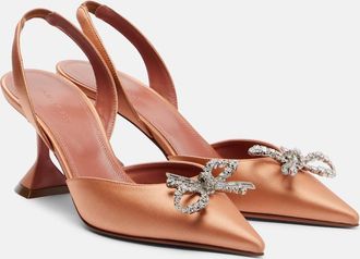 Amina Muaddi Salones destalonados Rosie de sat&eacute;n adornados