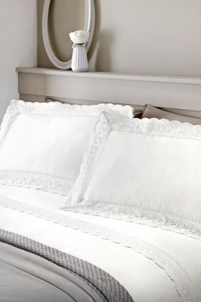 Serene Renaissance Scallop Lace Embellished Duvet Cover Set in White | Size: Super King