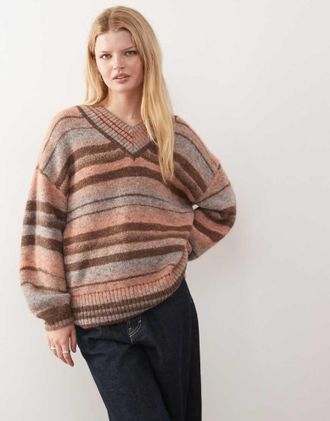 Monki Maglione oversize con scollo a V marrone cioccolato e pesca a righe
