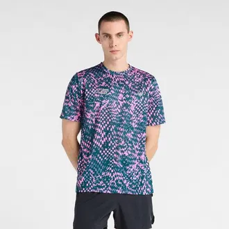 New Balance Hombre London Edition RC Essential Printed T-Shirt en Rosa/Verde, Poli&eacute;ster, Talla XL