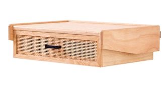 Nordlys Mesa de noche colgante en madera y rat&aacute;n natural