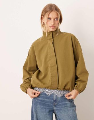 Asos Giacca sportiva verde oliva con fondo raccolto e collo a imbuto