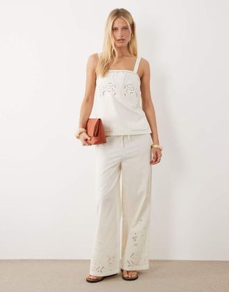 Mango Daria - Pantaloni dritti in misto lino bianchi con dettagli ricamati in coordinato-Bianco