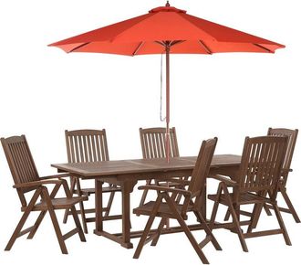 Beliani Conjunto De Jard&iacute;n R&uacute;stico 6 Plazas Mesa Extensible Sillas Reclinables Madera Acacia Oscura Con Sombrilla Roja Amantea