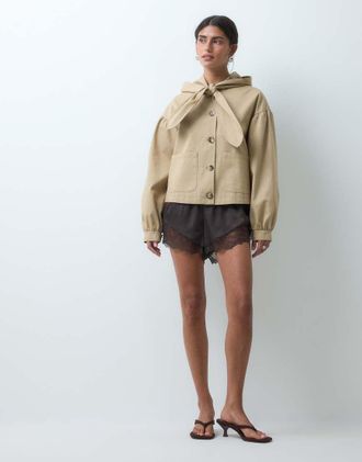 Miss Selfridge cappotto corto con dettaglio al collo annodato-Neutro