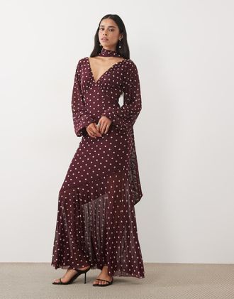 Pretty Lavish vestito lungo con scollo profondo, dettaglio foulard e orlo trasparente, a pois bordeaux-Multicolore