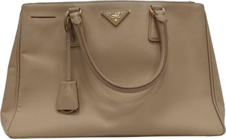 Prada Prada Medium Galleria Double Zip Tote Bag in beige saffiano leer