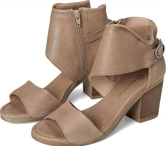 Eric Michael Womens Callie Heeled Sandal In Camel