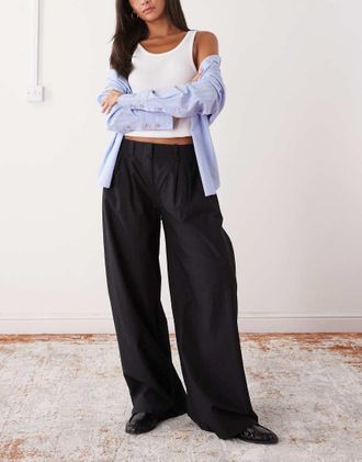 Weekday Pantaloni a fondo super ampio neri con pieghe-Nero