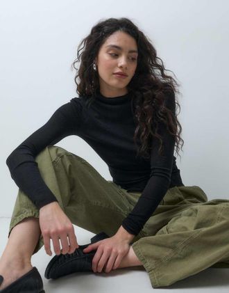 Arket top in lana merino lavorato a maglia, semitrasparente, a coste larghe, con collo finto, nero