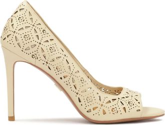 Kazar Roomkleurige peep toe pumps met openwerkpatroon. Dit product valt klein uit. - Dames - Sandalen met hakken - Beige - 39 EU - Leer - Schoenen
