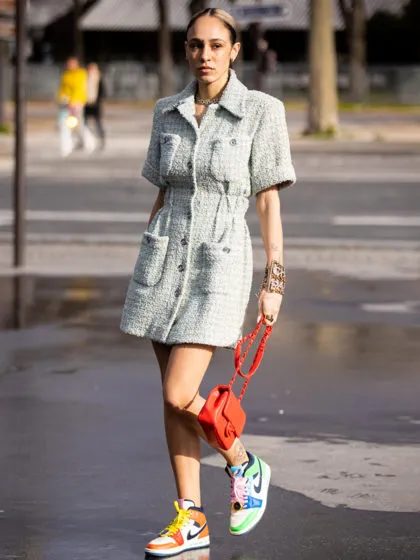 5 Ideen, um flache Schuhe stylish mit Kleidern zu kombinieren