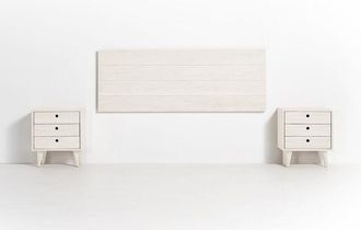 HOGAR 24 Cabecero Acabado Madera Maciza Natural + 2 Mesitas tres cajones Acabado Blanco. Medidas Cabecero: 155 x 60 x 2 cm