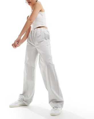 Calvin Klein Jeans Pantaloni morbidi stile paracadutista in tessuto stropicciato bianchi-Grigio