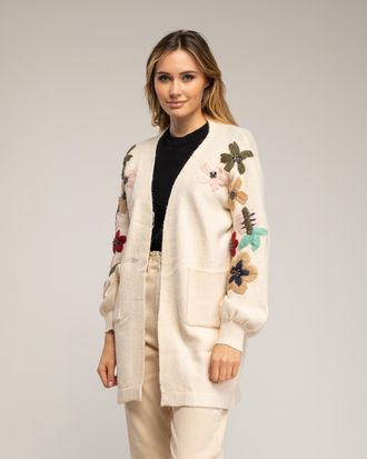Tantra Lang gebreid vest met geborduurde bloemen op de mouwen en steekzakken aan de voorkant