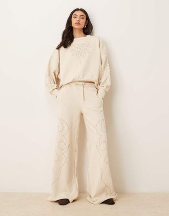 Wrangler x Lainey Wilson - Pantaloni morbidi stile cowboy &eacute;cru in coordinato-Neutro