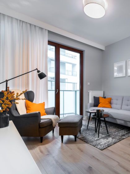 3 trucchi di luce che fanno sembrare subito più grande il tuo piccolo salotto