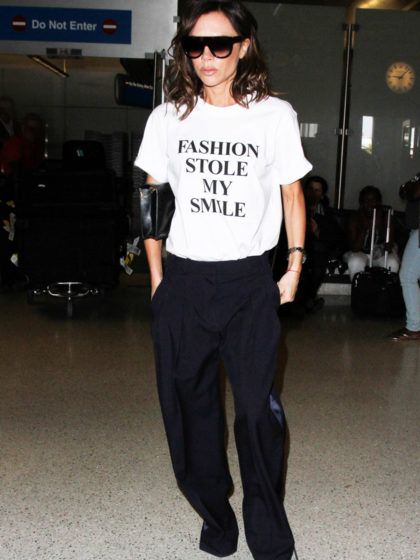 Victoria, amiamo la tua t-shirt (in fondo la moda ha rubato il sorriso anche a noi)