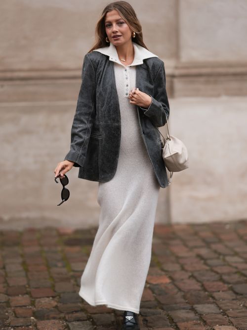 Zoë Pastelle trägt ein gestricktes langes Kleid mit Kragen und einen Lederblazer auf der Copenhagen Fashion Week.