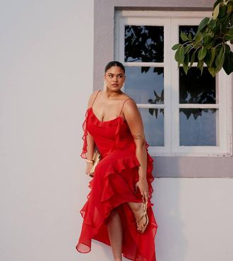 Asos Curve ASOS DESIGN Curve - Vestito lungo in chiffon testurizzato rosso con volant