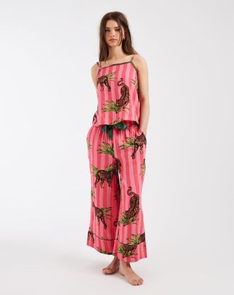 Chelsea Peers Completo da notte rosa acceso a righe con canottiera e pantaloni alla caviglia con stampa di tigri e foglie