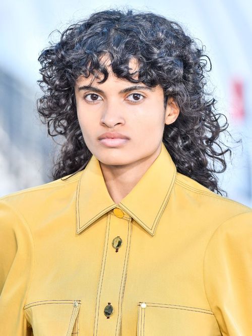 Model läuft auf der Max Mara Show in Paris