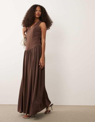 Pretty Lavish Isadora - Vestito lungo aderente allacciato al collo marrone con vita scesa